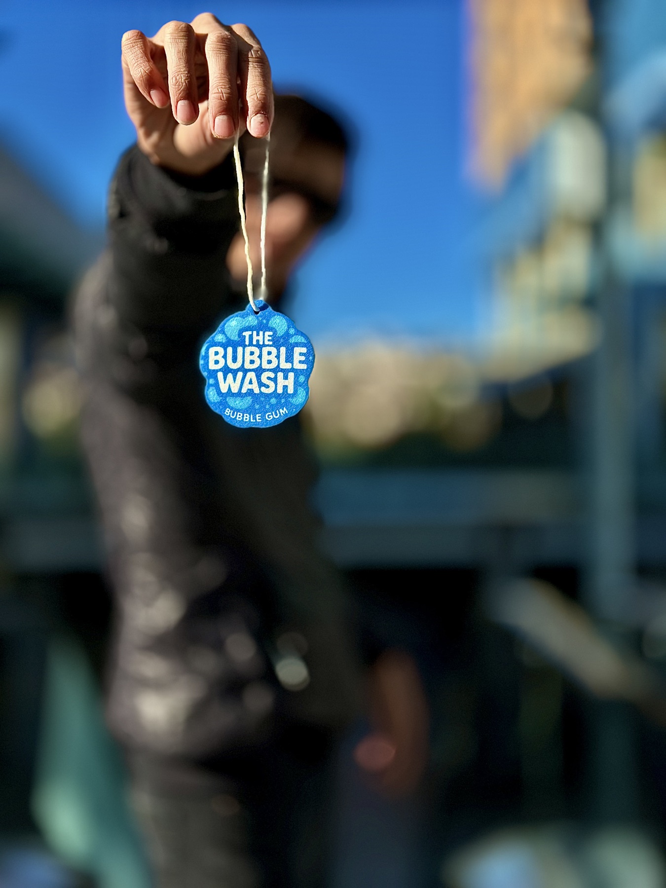 Aromatizante Bubble Gum de The Bubble Wash™, sostenido a mano