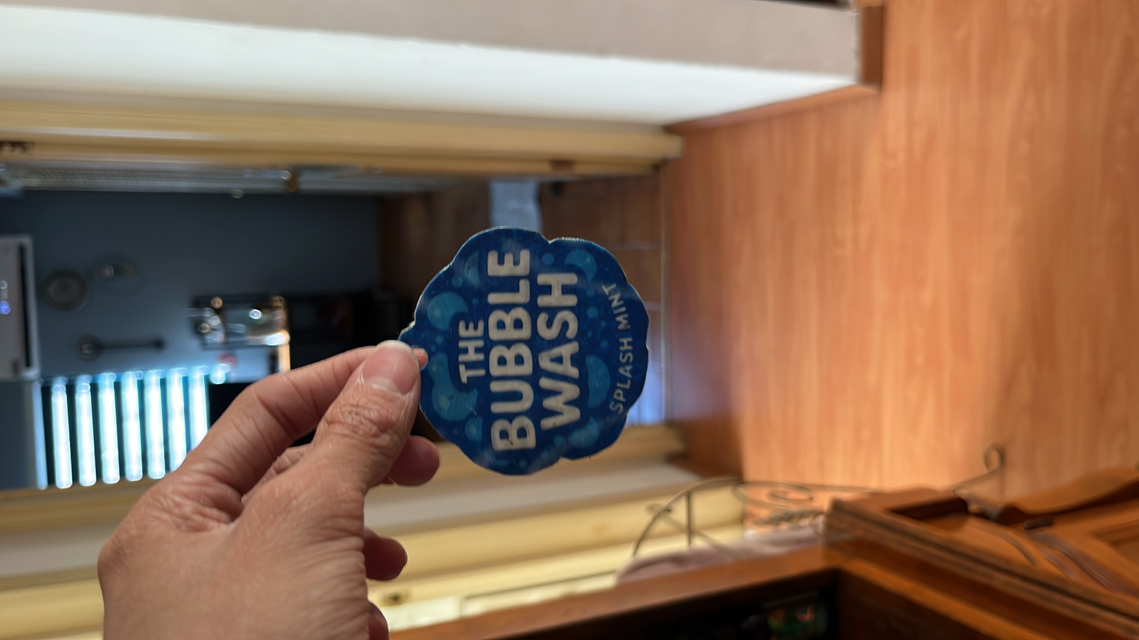 Primer prototipo físico de The Bubble Wash™, sostenido a mano